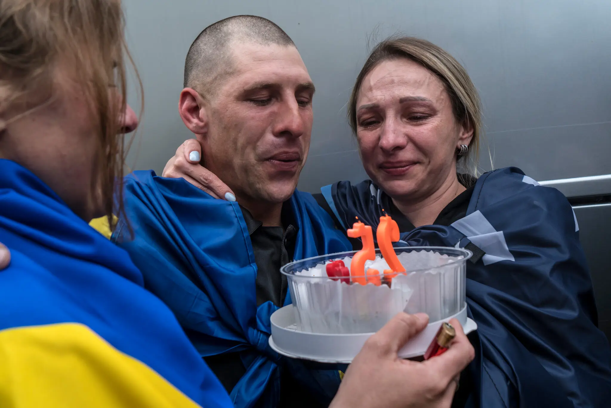 Юрій Добрєв, солдат Національної гвардії України, якого щойно звільнили з російського полону, зі своїми сестрами Анастасією Добрєвою (ліворуч) та Інгою Паламарчук.